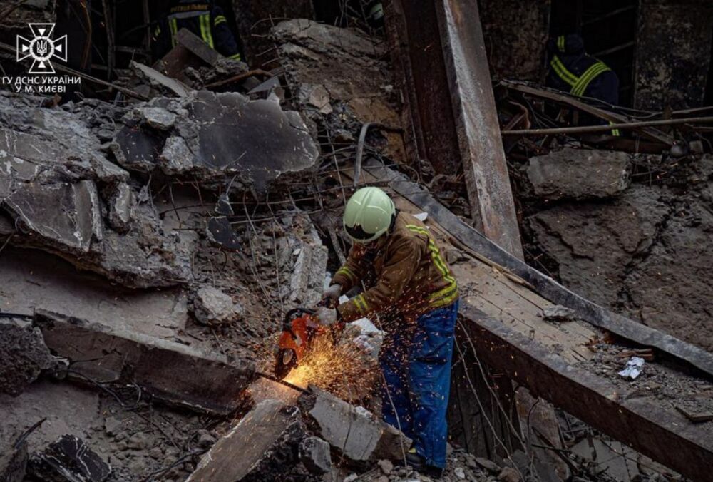 Ракетний удар РФ забрав життя вже 23 мешканців Києва Ракетний удар РФ забрав життя вже 23 мешканців Києва