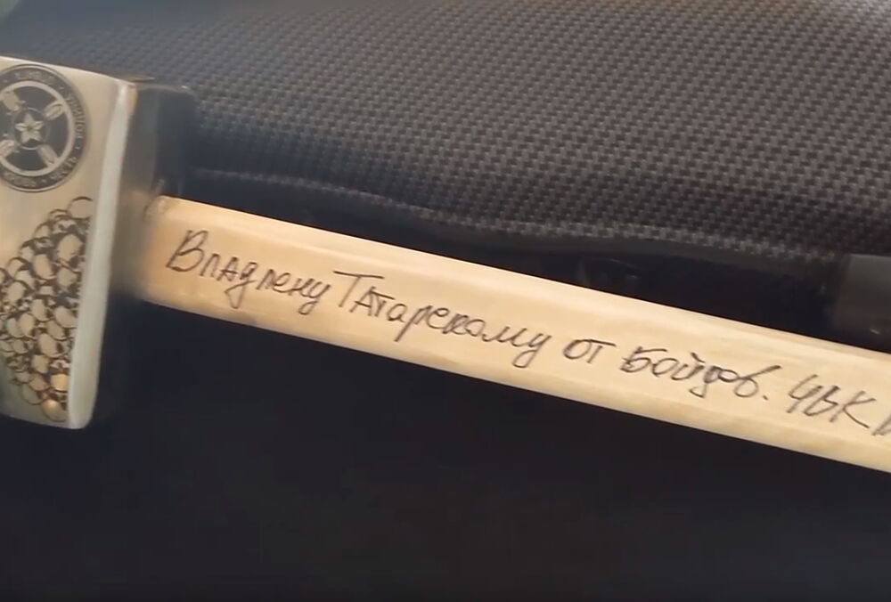 У Росії прощаються з Татарським - до труни принесли іменну кувалду від ПВК ”Вагнера” (відео)