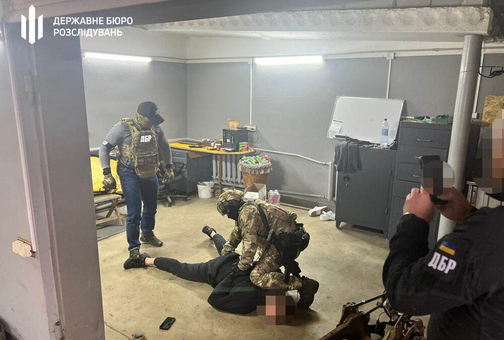 Сын чиновника Винницкого ТЦК за 20 тысяч долларов продавал документы для выезда за границу Сын чиновника Винницкого ТЦК за 20 тысяч долларов продавал документы для выезда за границу