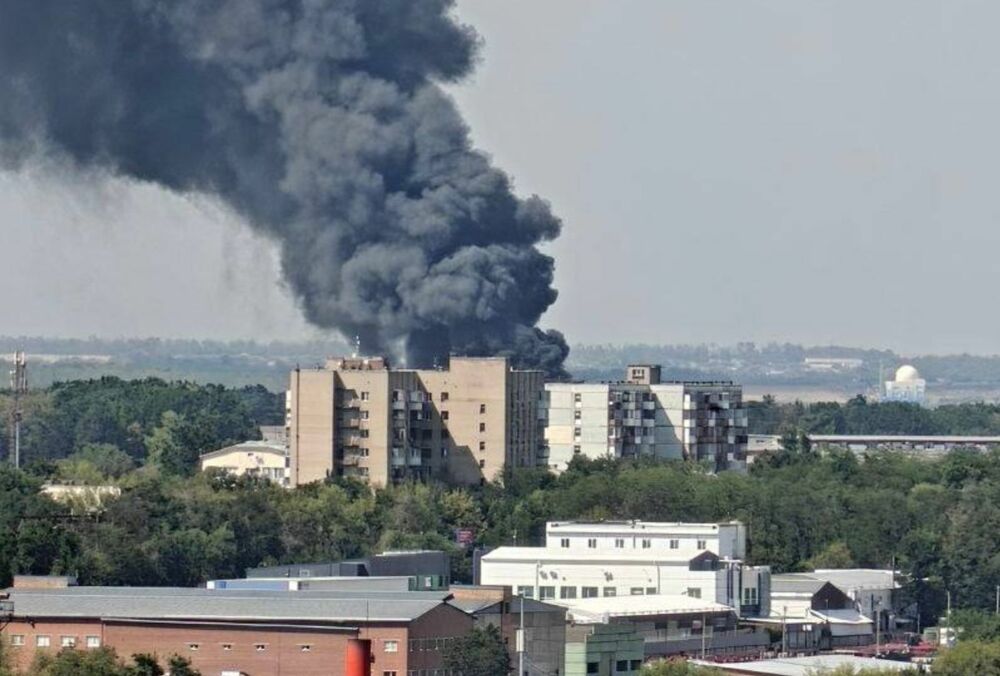В российском Ростове вспыхнул масштабный пожар на складе