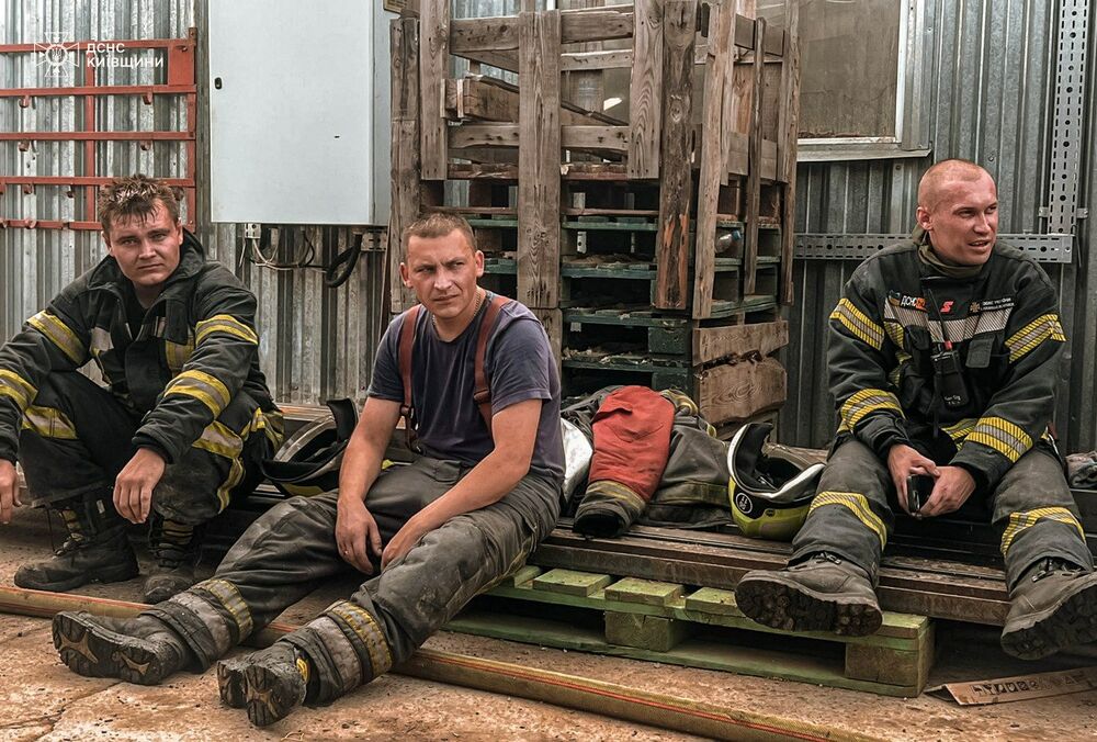 Спасатели ликвидировали масштабный пожар в Киевской области после российского обстрела