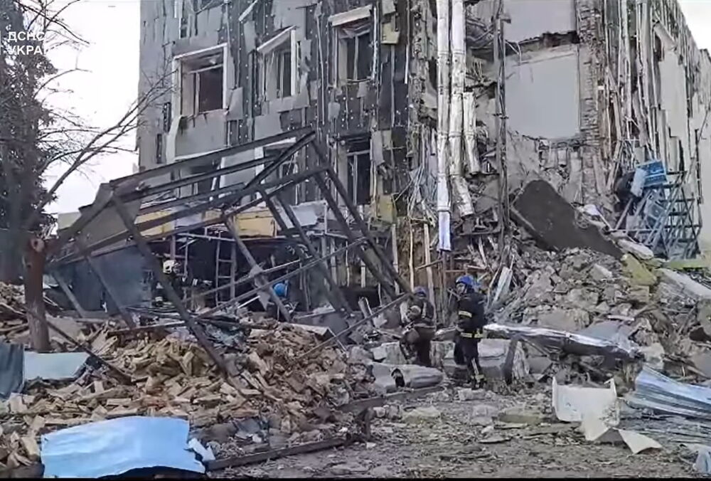 В Ізюмі вже п'ять загиблих, зруйновано адміністративні будинки: фото, відео