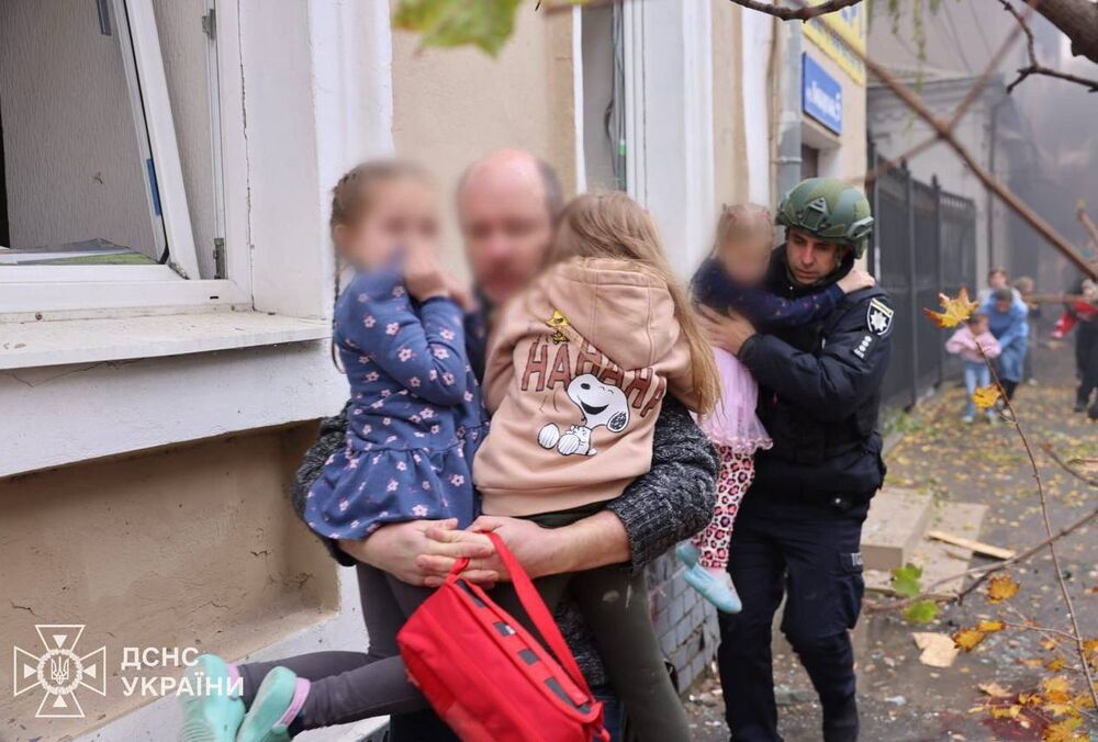 Удар по детскому саду в Харькове: пострадали коммунальщики, которые работали рядом