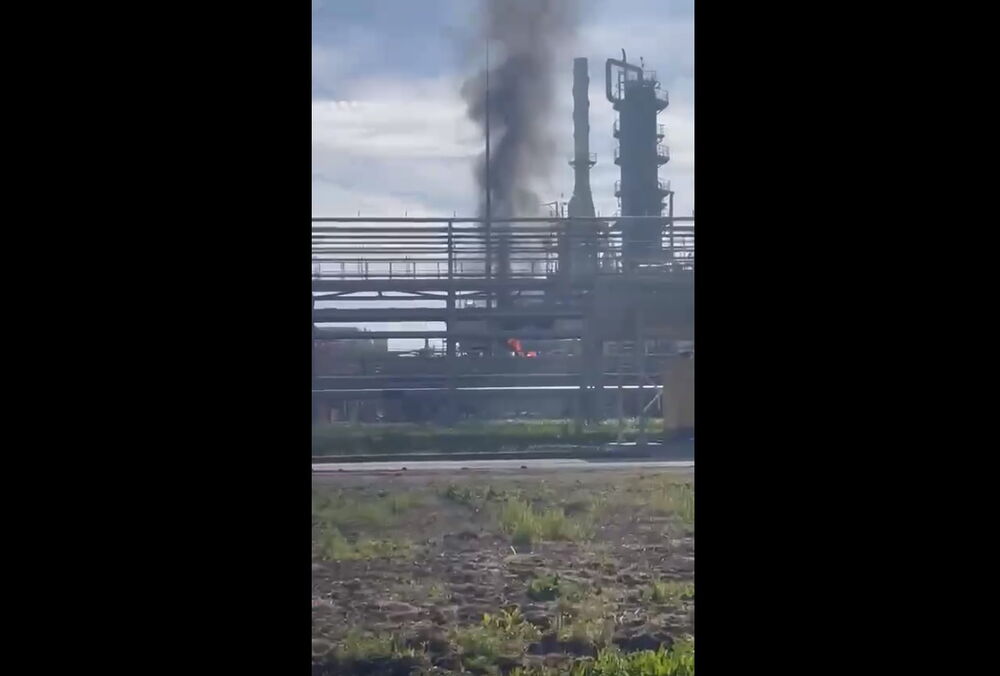У РФ вдруге за два дні повідомляють про атаку дронів на НПЗ у Краснодарському краї: відео