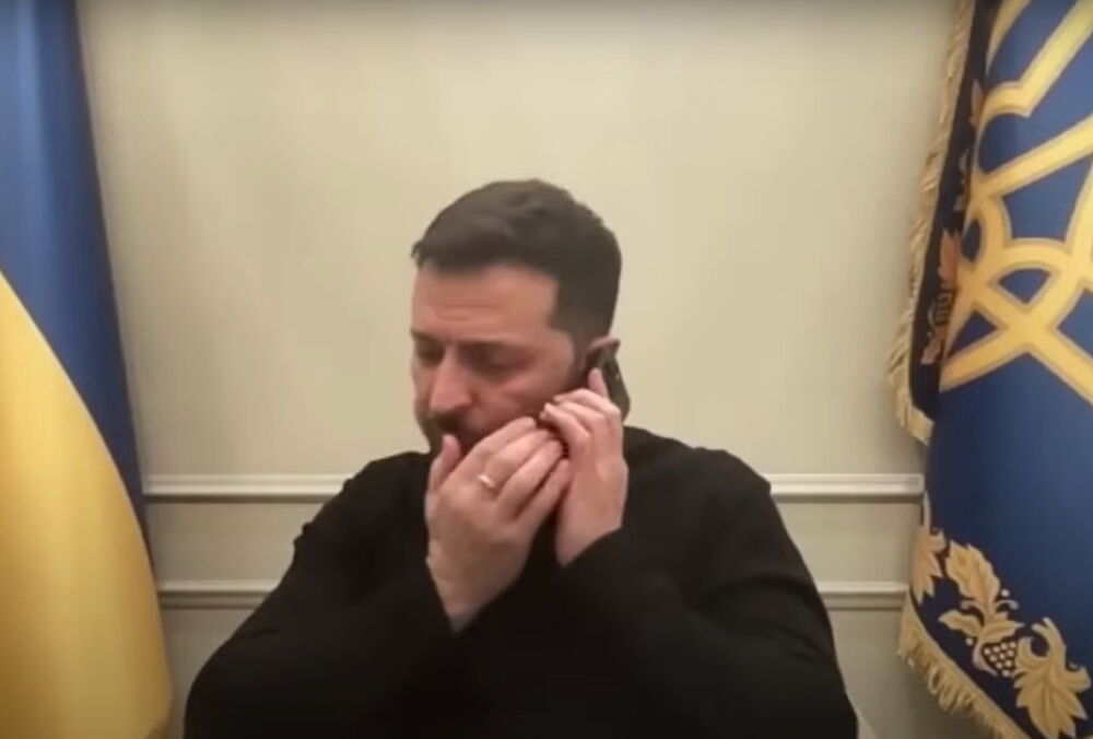 Зеленський перервав спілкування з журналістами через раптовий дзвінок від Макрона: відео