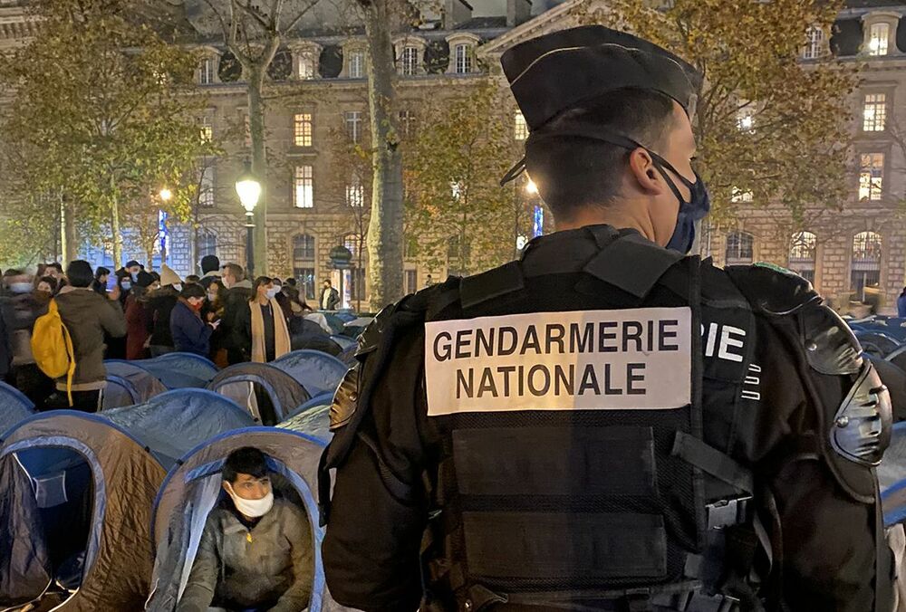 Полиция разогнала палаточный лагерь мигрантов в центре Парижа