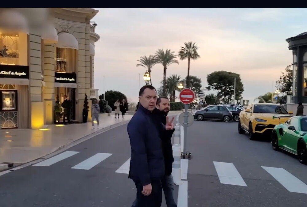 Арестович пополнил ”батальон Монако”: его заметили на Лазурном побережье