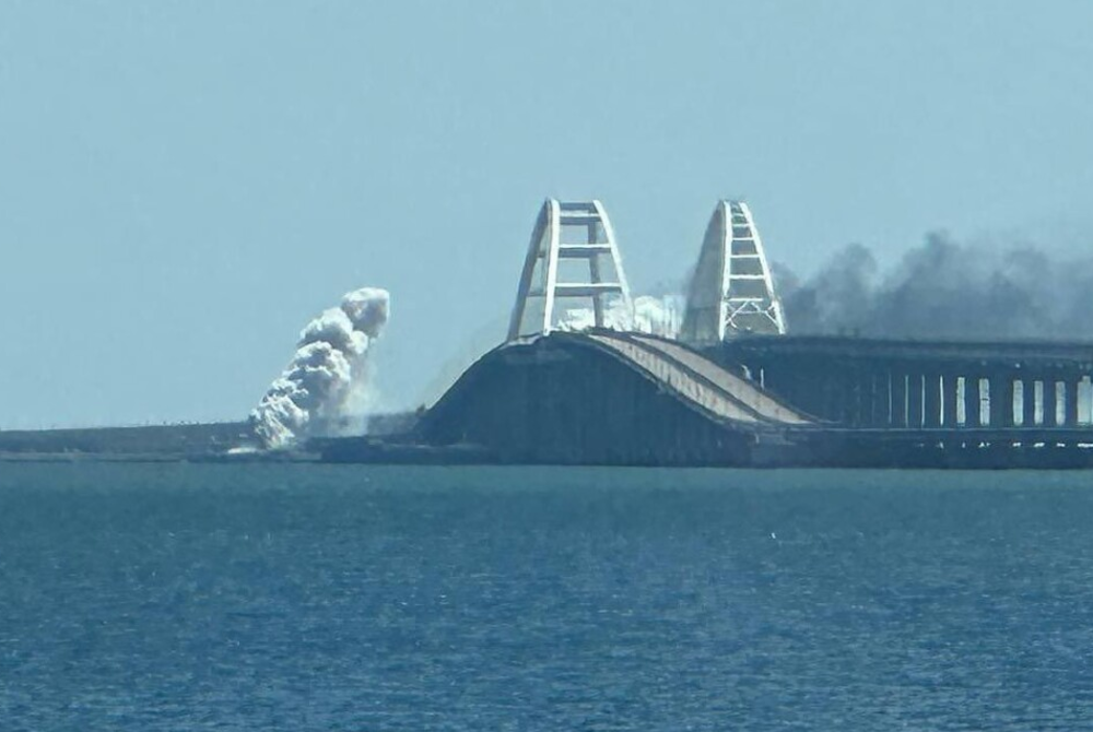 Из-за атак на Крымский мост оккупанты нашли альтернативный путь поставки военной техники Из-за атак на Крымский мост оккупанты нашли альтернативный путь поставки военной техники
