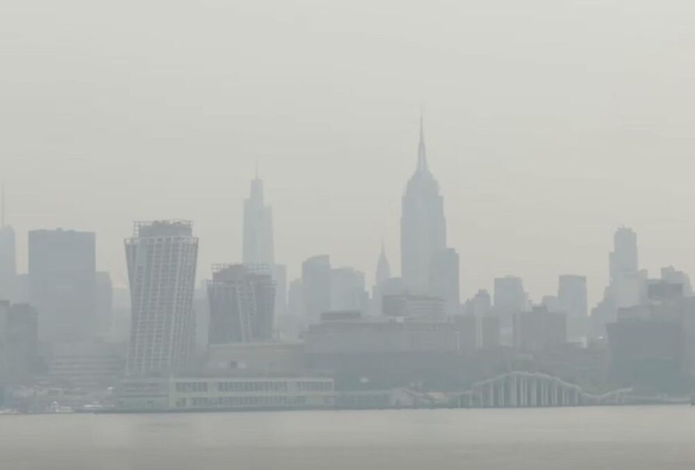 Нью-Йорк накрыло облако дыма от лесных пожаров - ВИДЕО