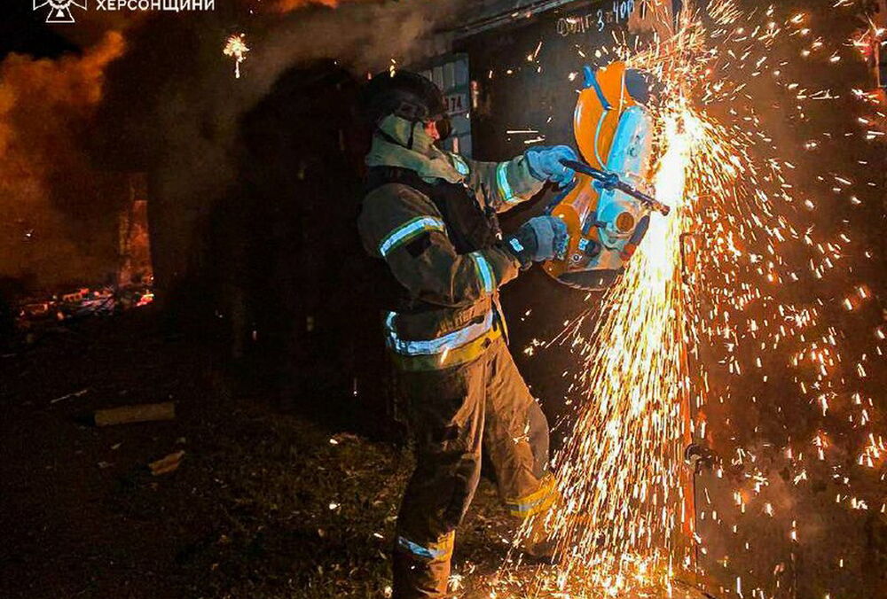 Спасатели показали последствия российского обстрела Херсона