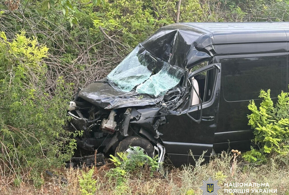 На Одещині мікроавтобус врізався у вантажівку На Одещині мікроавтобус врізався у вантажівку