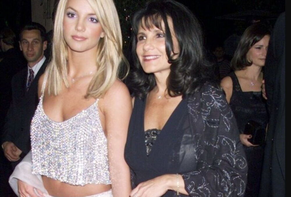 Мать Бритни Спирс годами тайно распродавала известные наряды дочери