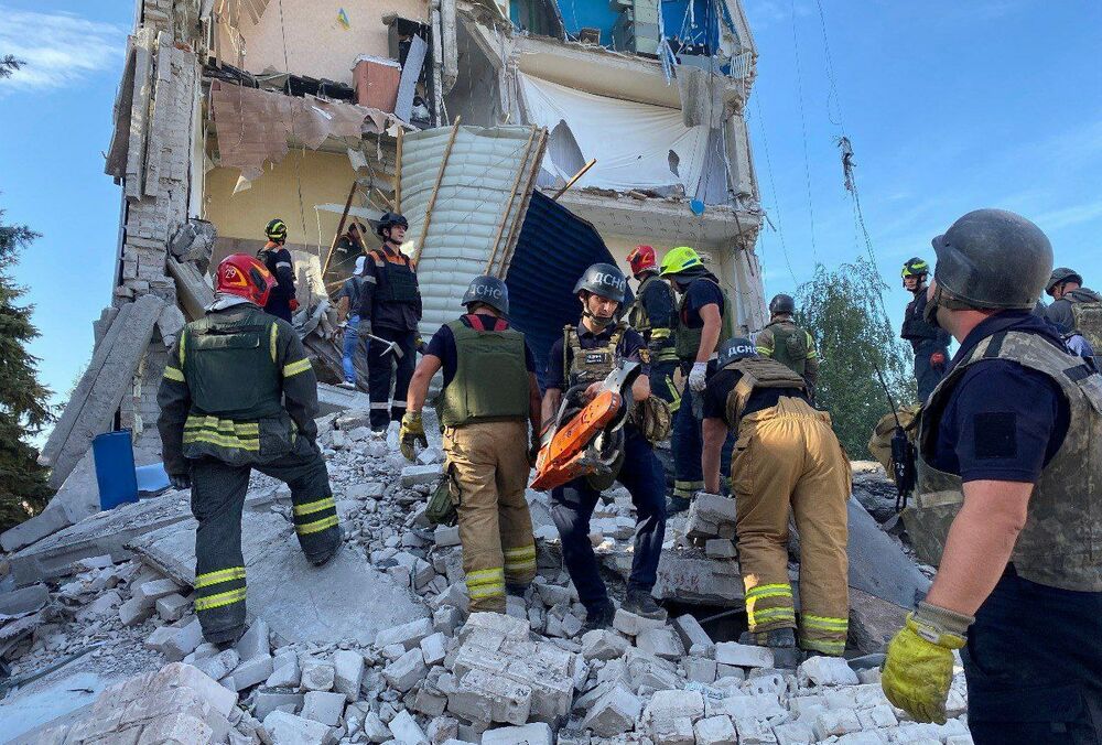 Під завалами в Кривому Розі досі шукають ще одну людину