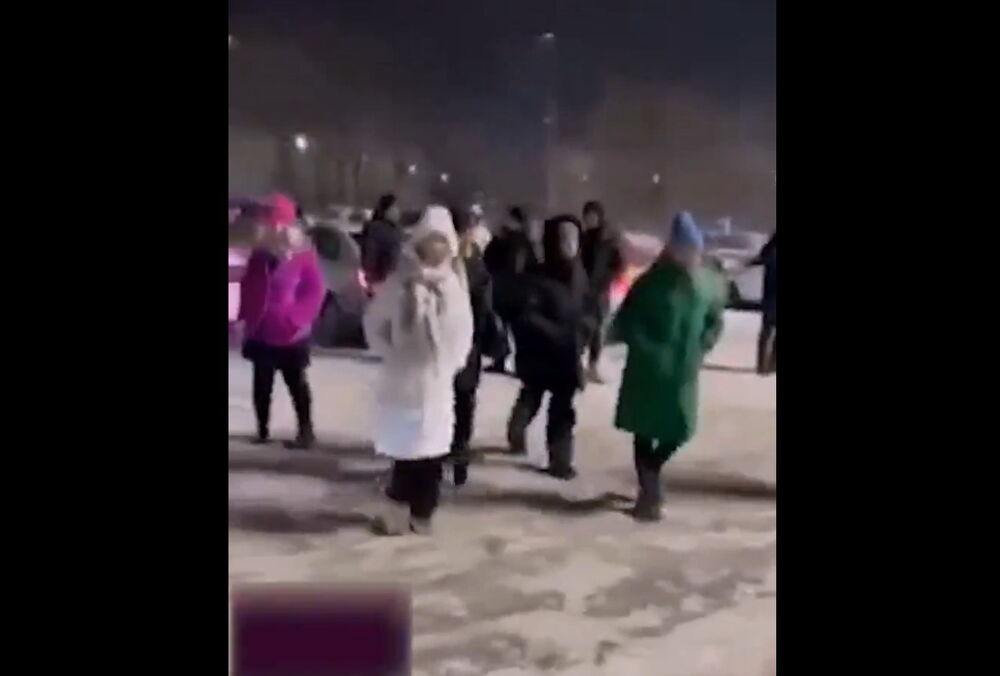 В России целый поселок греется в аэропорту: в домах любителей Путина нет света, а на улице 25 мороза