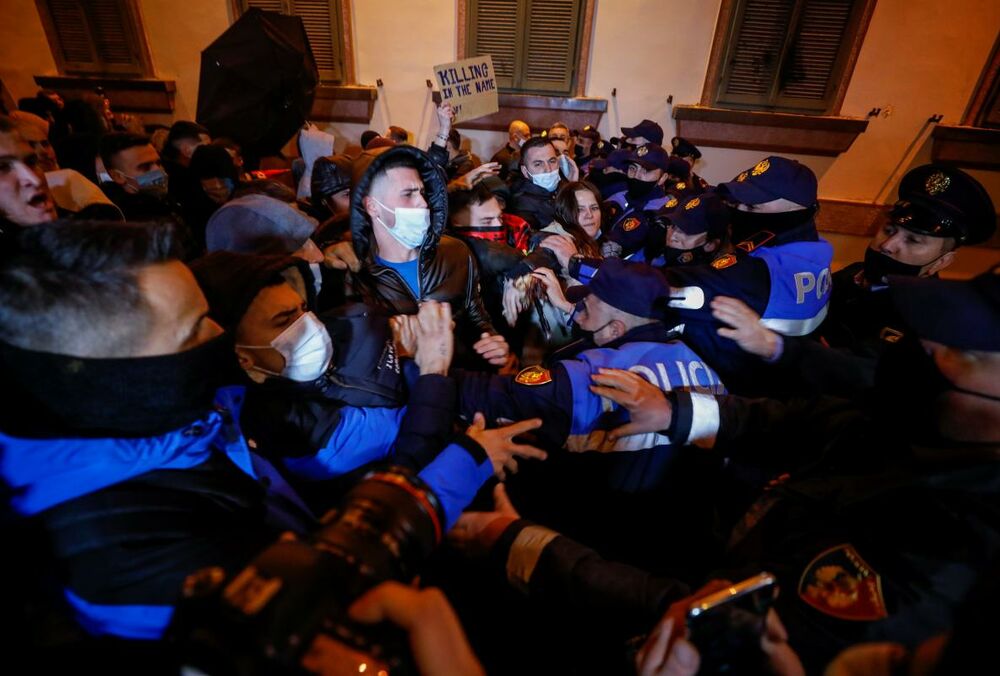 Полиция застрелила нарушителя комендантского часа в Албании: в стране вспыхнули протесты