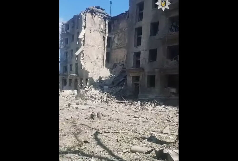 Росіяни скинули авіабомби на житловий будинок у Куп'янську: під завалами можуть бути троє людей