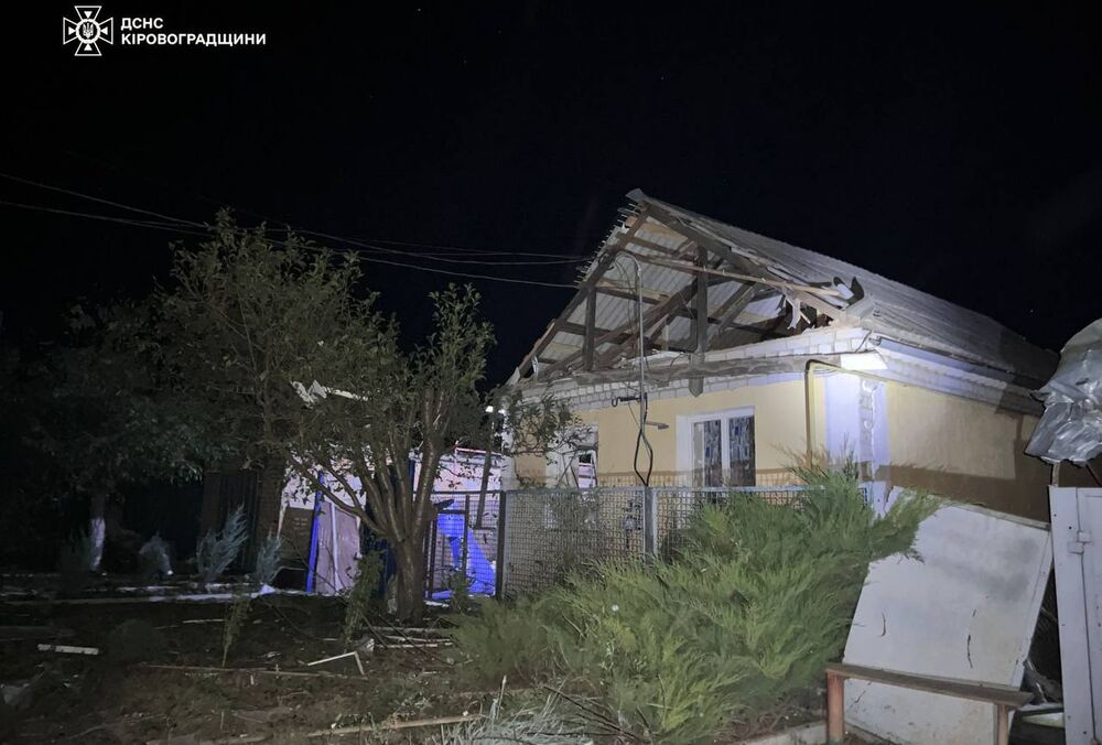 У Кіровоградській області через обстріл пошкоджено житлові будинки та залізницю: фото