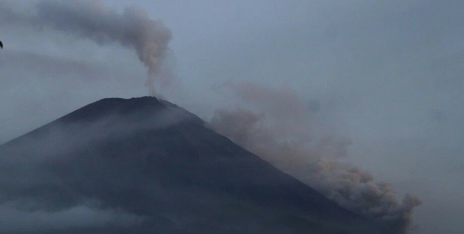 13 человек стали жертвами извержения вулкана в Индонезии 