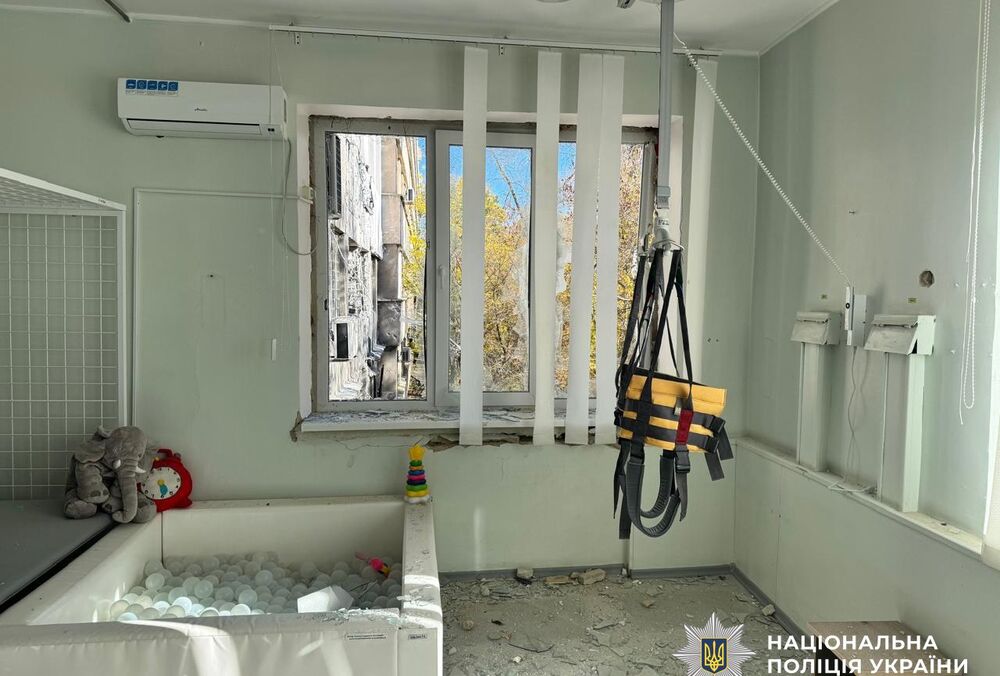 При ударе по детской больнице в Херсоне ранения получили 9 человек, среди них четверо детей При ударе по детской больнице в Херсоне ранения получили 9 человек, среди них четверо детей