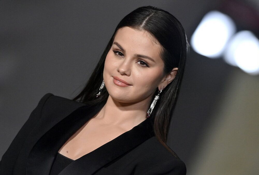 Селена Гомес показала фото в купальнике до и после набора веса