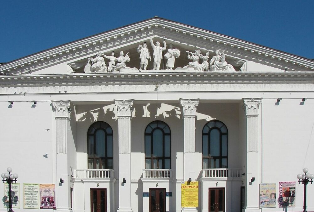 Окупанти у Маріуполі сховали розгромлений драмтеатр за банерами