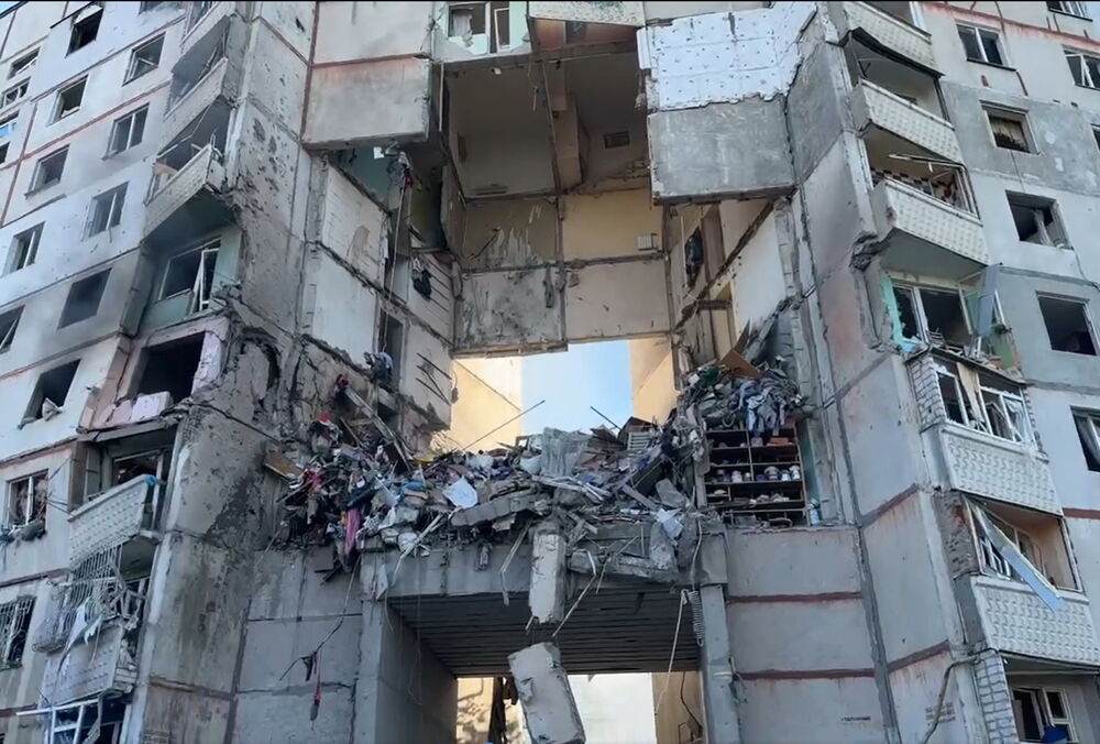Дом, по которому Россия сегодня ударила КАБом, уже страдал от обстрелов в начале вторжения