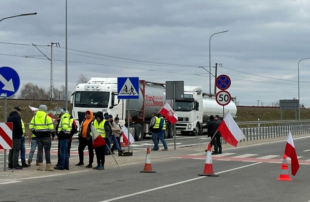 Поляки відновили блокаду шостого КПП на кордоні з Україною: тисячі вантажівок стоять у черзі