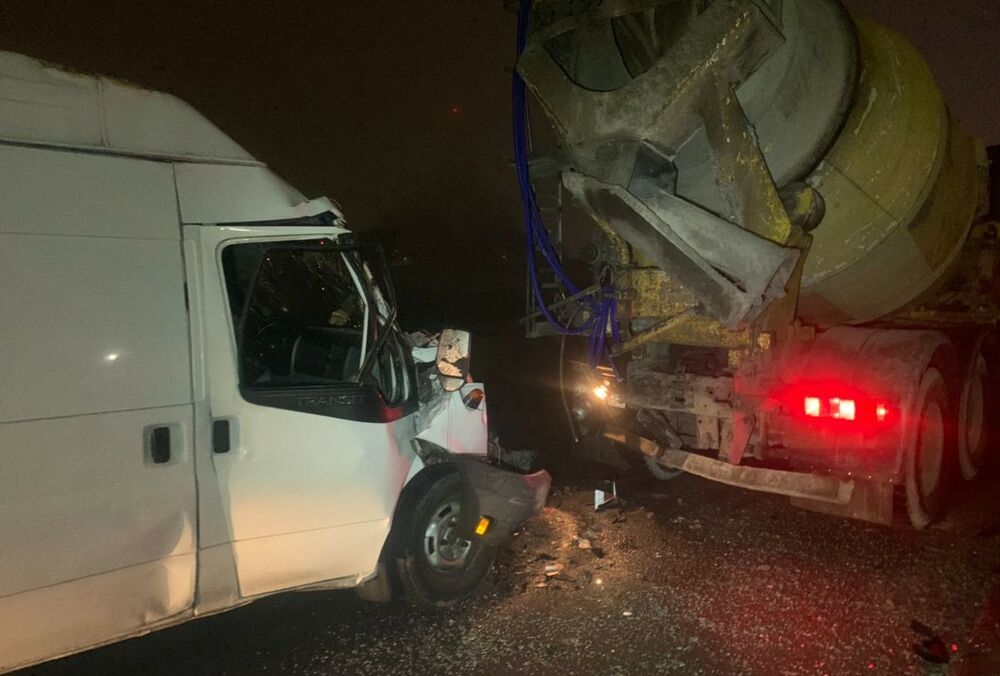 В Киеве микроавтобус протаранил бетономешалку - ВИДЕО