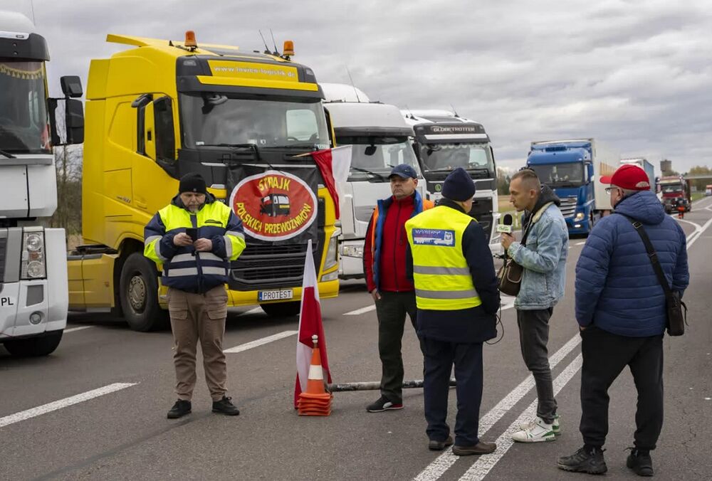 Польські фермери встановили нові обмеження на кількість пропуску авто на кордоні 