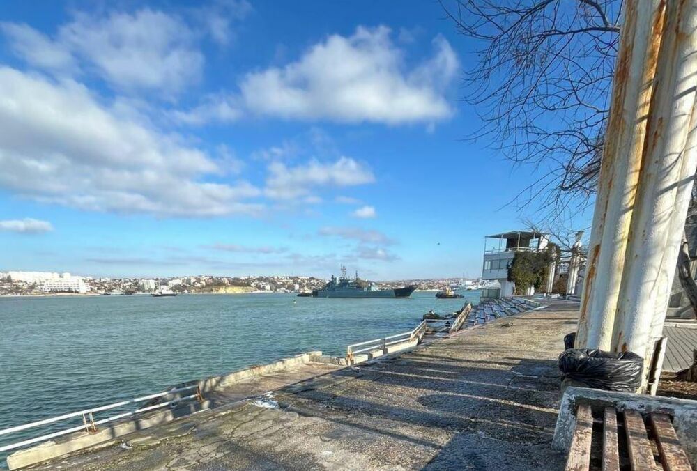 Росіяни пригнали до Криму пошкоджений десантний корабель ”Оленегорский горняк”: фото