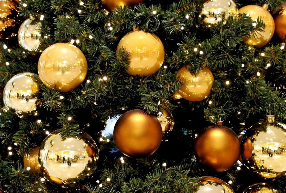 Елки, гирлянды и игрушки на Новый год: как обезопасить себя в период праздников