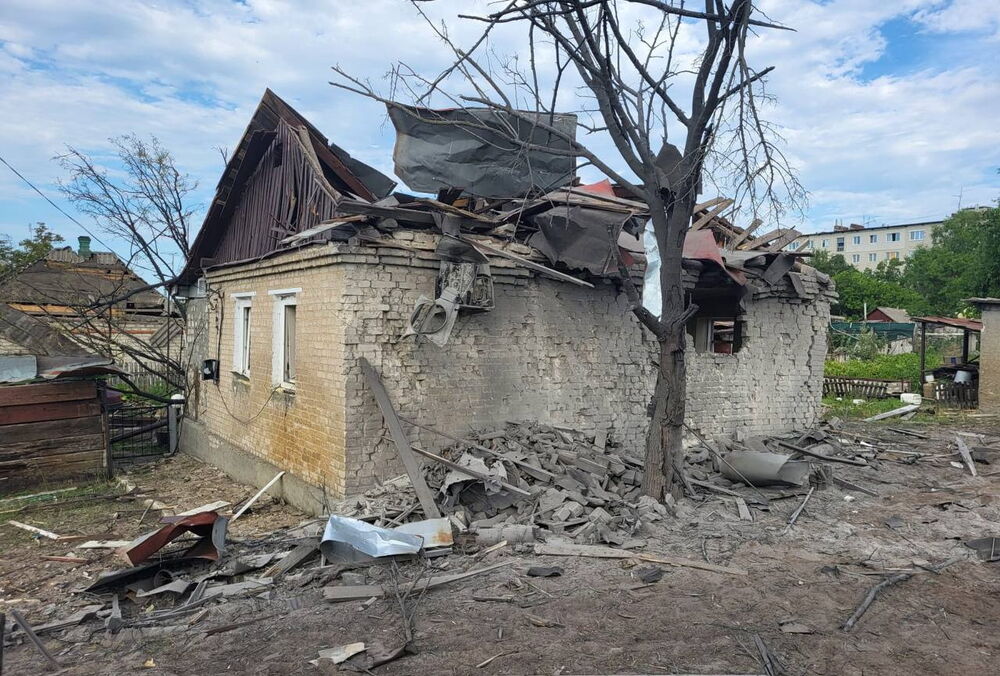 Россия сбросила КАБы на поселок Купянск-Узловой: есть погибшие Россия сбросила КАБы на поселок Купянск-Узловой: есть погибшие