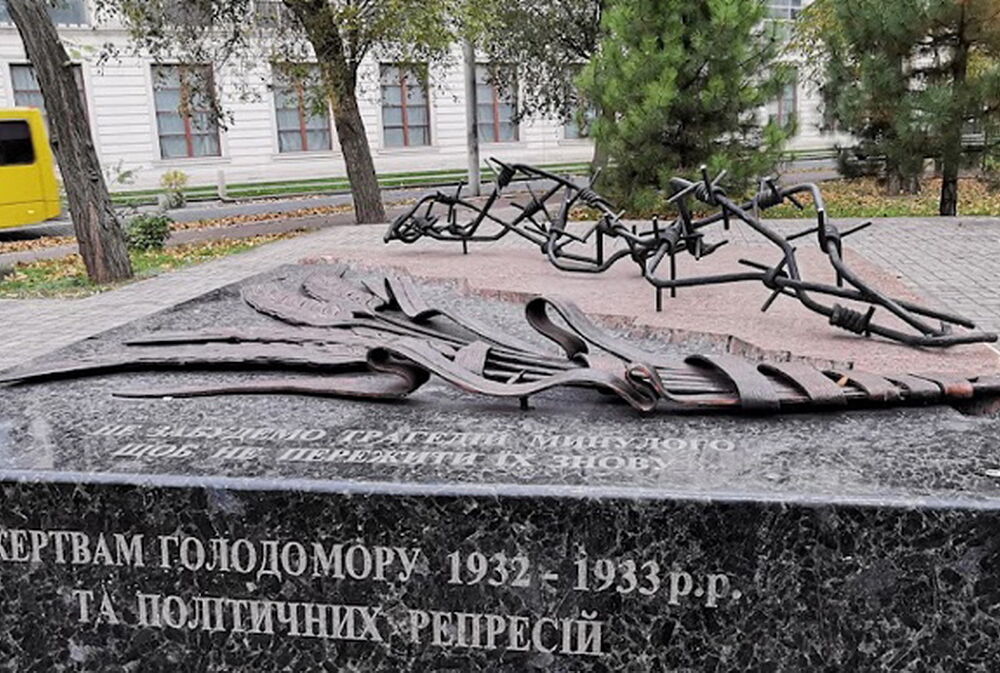 Окупанти знесли пам'ятник жертвам голодомору у Маріуполі Окупанти знесли пам'ятник жертвам голодомору у Маріуполі