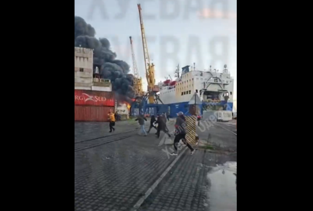 Под Одессой после российского удара баллистикой горит грузовое судно: фото