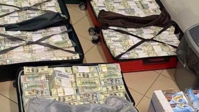 СБУ прийшла з обшуками до митників, які випустили за кордон дружину Котвицького з мільйонами у валізах