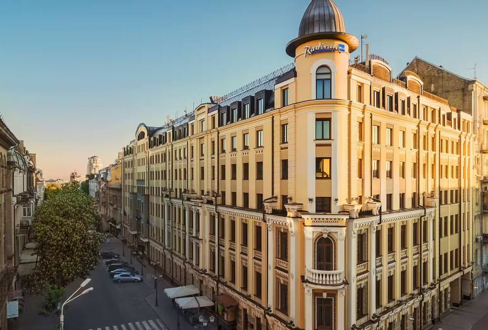 У Києві елітний готель виставив жінку на вулицю під час ударів балістикою – їх укриття лише для клієнтів