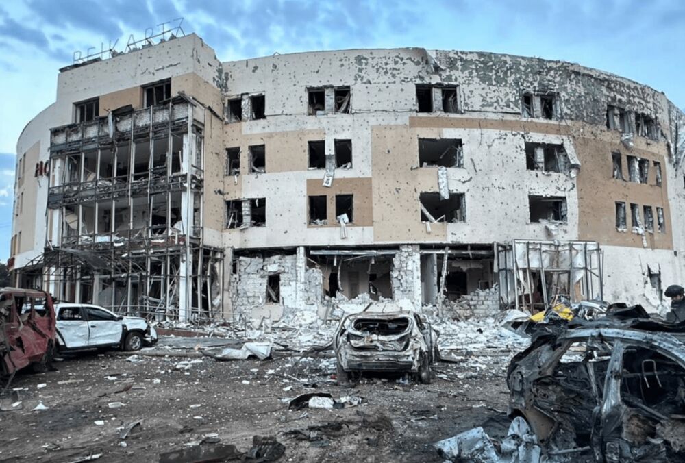 РФ ракетой ”Искандер” обстреляла отель в Запорожье, в котором останавливаются сотрудники ООН РФ ракетой ”Искандер” обстреляла отель в Запорожье, в котором останавливаются сотрудники ООН