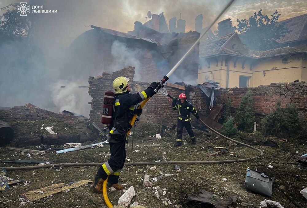 ГСЧС показала новые кадры последствий российской атаки по Львову