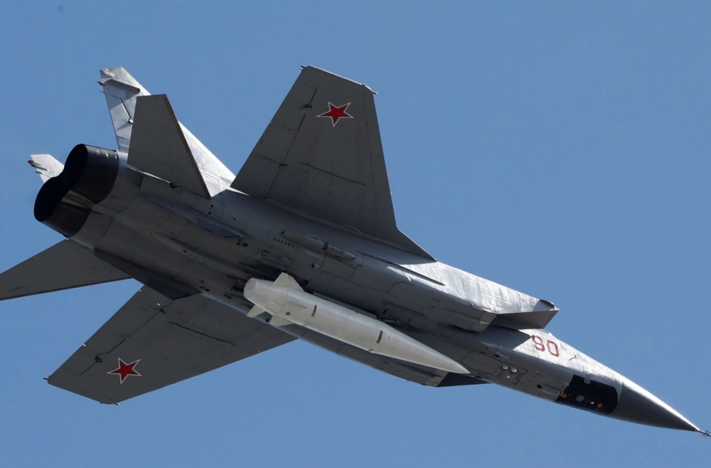 По всій Україні повітряна тривога: Росія виводить винищувачі МіГ-31К з Білорусі