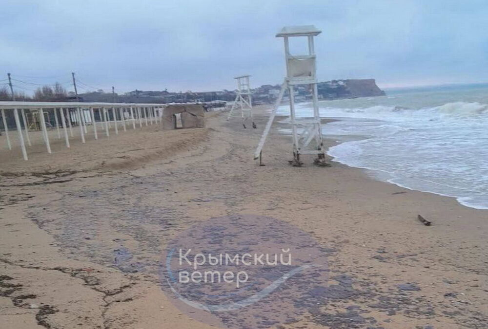 Російський мазут принесло на західне узбережжя Севастополя: фото