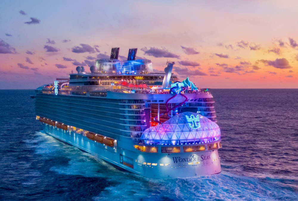 Самый большой в мире лайнер-аквапарк Icon of the Seas впервые вышел в открытое море: видео