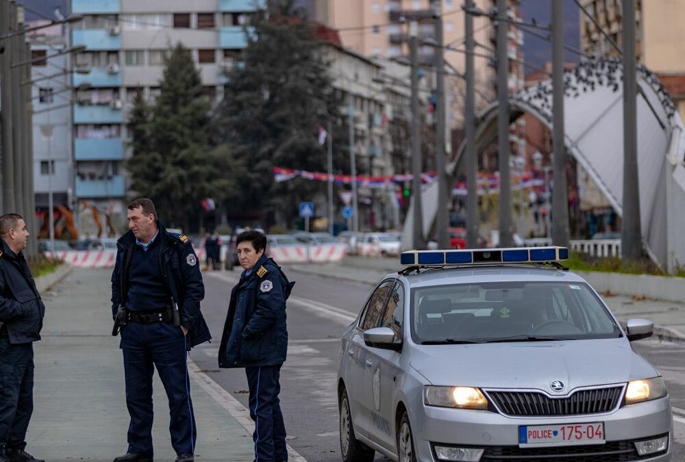 Біля посольства Ізраїлю в Сербії поліцейського поранили з арбалета