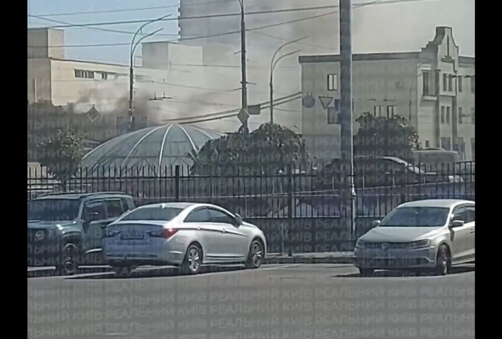 В Киеве горит кондитерская фабрика Roshen: видео В Киеве горит кондитерская фабрика Roshen: видео