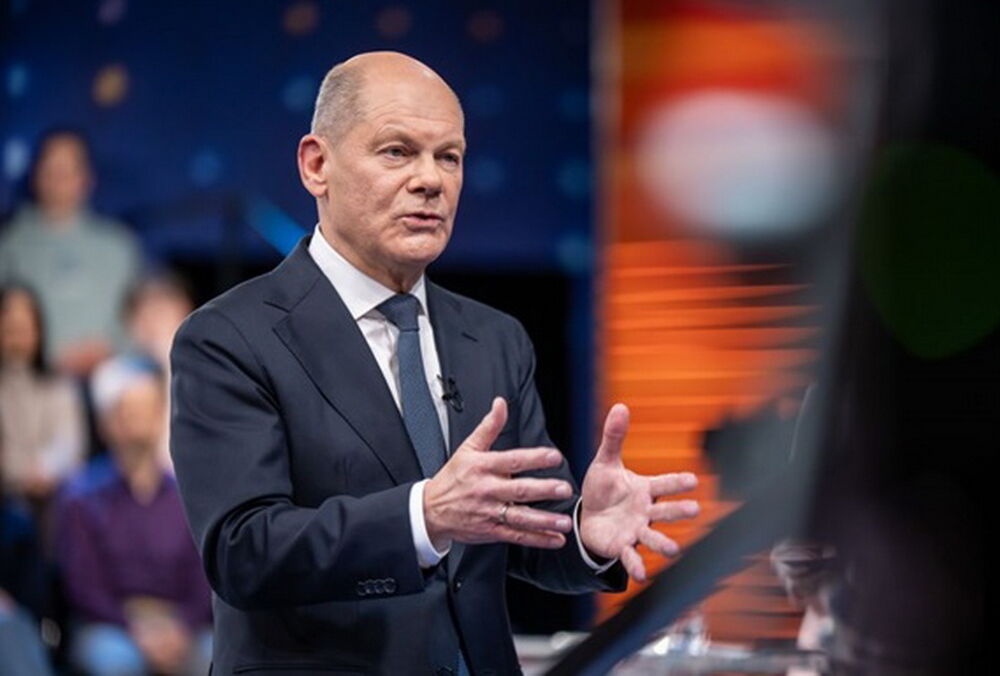 Шольц призвал уважать ”суверенную независимость” Украины, и раскритиковал вмешательство в выборы в пользу АдГ