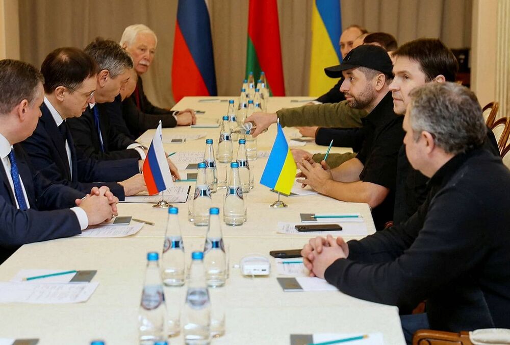 В МИД РФ заявили, что переговоры с Украиной должны проходить при участии Москвы В МИД РФ заявили, что переговоры с Украиной должны проходить при участии Москвы