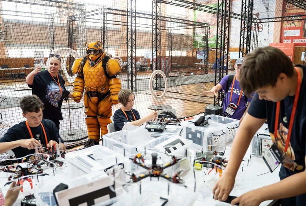 Кремль вовлекает детей в разработку военных дронов под видом игр