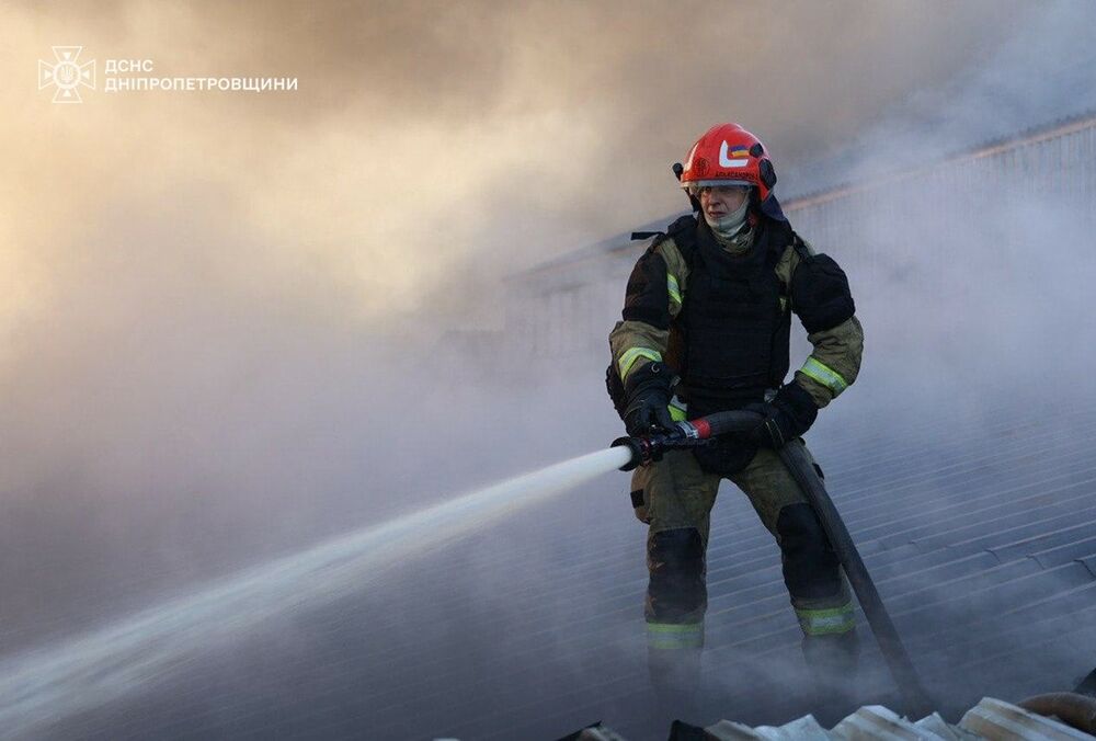 Оккупанты атаковали БПЛА аграрное предприятие под Днепром: пожар до сих пор тушат