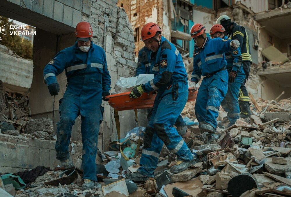 До 19 людей зросла кількість загиблих у Солом'янському районі Києва: фото