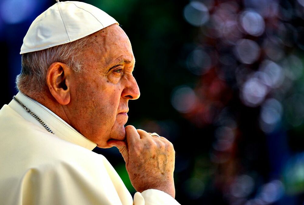 Папа Римский находится в критическом состоянии