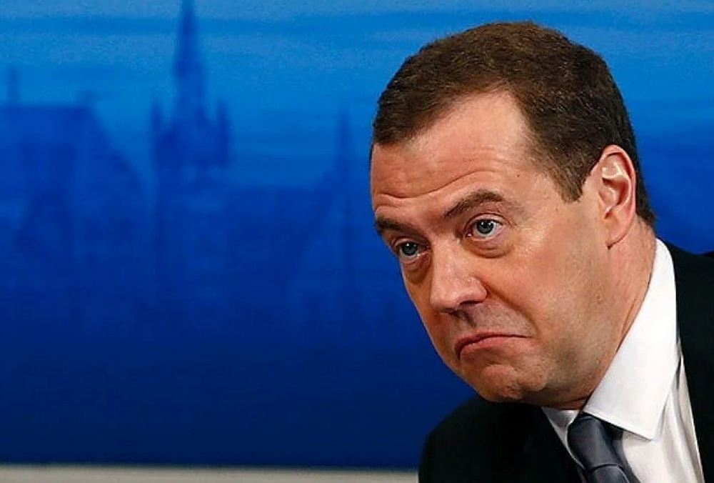 Медведев хочет расстреливать тех, кто поджигает военкоматы в России